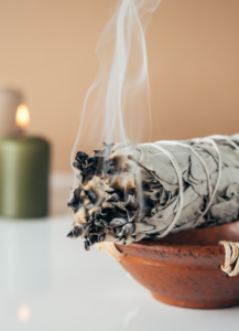 Imbolc feiern: Frühjahrsputz und Räuchern