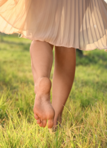 Bewusst spüren: Barfuss laufen - Earthing